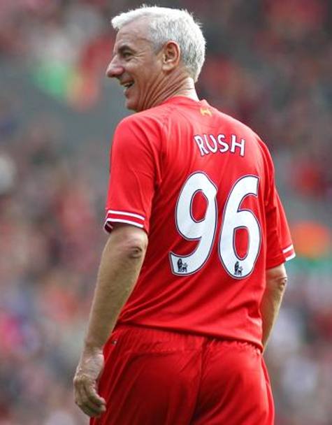 Ian Rush in campo, nell&#39;aprile scorso, per una partita tra leggende del Liverpool: capelli ormai bianchi, ma sempre in forma (Action Images)